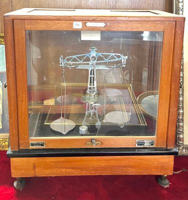 une vitrine en verre avec une horloge à l'intérieur