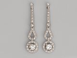 une paire de boucles d'oreilles en diamant et or blanc