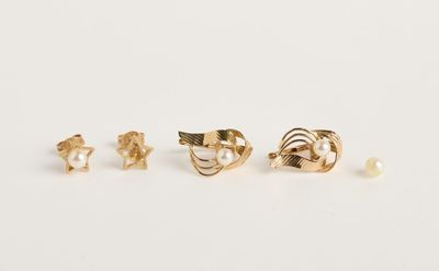 trois paires de boucles d'oreilles en or et une boucle d'oreille en perle
