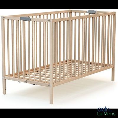 un berceau en bois avec une armature métallique sur fond blanc