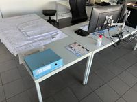 vingt-trois tables en stratifié gris, 180x80 (photo 6)
