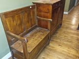 un banc en bois dans un coin de la pièce, à côté d'une commode