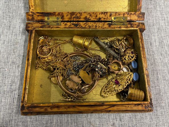 Important lot de bijoux en métal doré : bracelets, chaines, broch