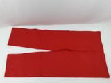 un pantalon rouge posé sur une surface blanche