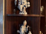 de nombreuses figurines sur les étagères dans le coin de la pièce