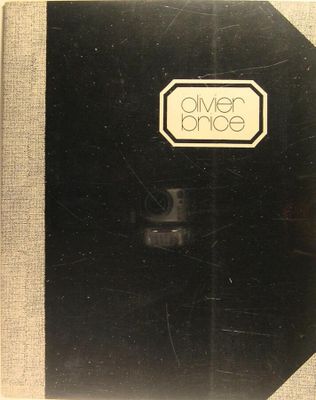 une vieille photo en noir et blanc d'un livre sur lequel figure un logo