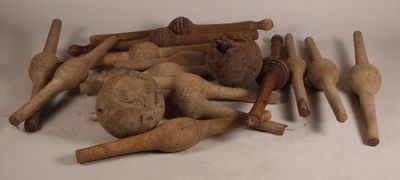 beaucoup de jouets en bois posés sur une table