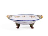 un bol blanc bordé de bleu et orné de fleurs