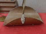 un parapluie marron orné d'un diamant, posé sur une table rouge
