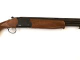 un fusil de chasse au canon en bois sur fond blanc