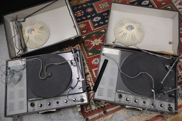 Lot de deux tournes disques BARTHE RADIO à Paris modèle LENCO en ...
