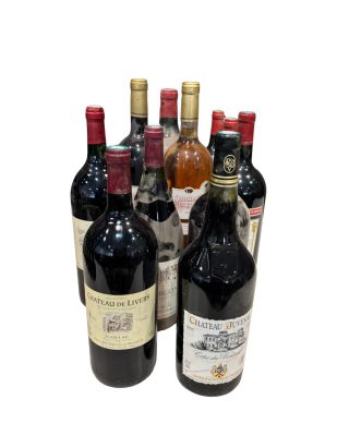 plusieurs bouteilles de vin sont alignées sur une surface blanche