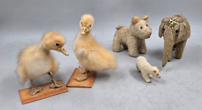 cinq peluches qui se tiennent les unes à côté des autres