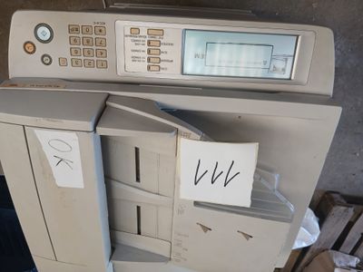 une machine posée sur une pile de cartons