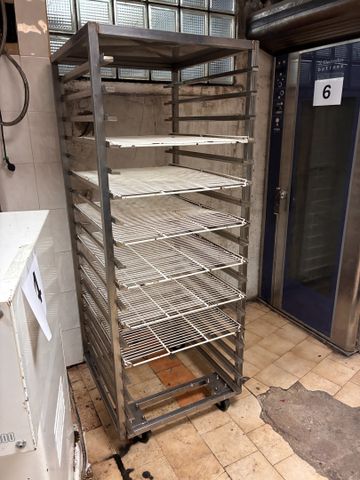Trois échelles pâtissières aluminium avec lot de couches. Frais e...