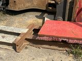 un tracteur équipé d'une charrue à l'arrière