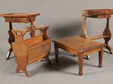 une paire de chaises anciennes en bois et une table sur fond gris