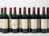 plusieurs bouteilles de vin sont alignées sur une table