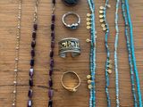 une table en bois sur laquelle sont disposés de nombreux bijoux