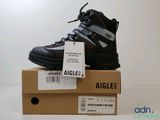 une boîte sur laquelle est posée une paire de chaussures