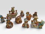 de nombreuses figurines d'oursons dans un bateau