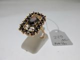 une photo d'une bague en or sertie de grenats, avec une étiquette de prix