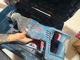 un homme qui bricole un outil dans son garage