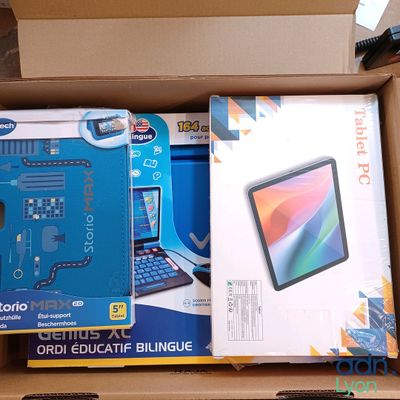 une boîte contenant un ordinateur portable et une tablette