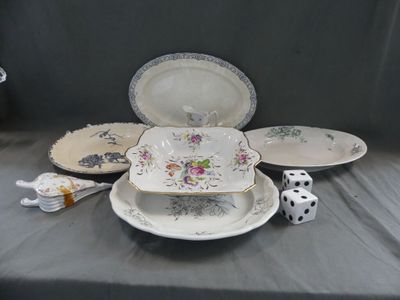 beaucoup d'assiettes et de tasses sur une table