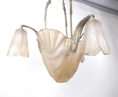 un lustre composé de fleurs en verre suspendu au plafond