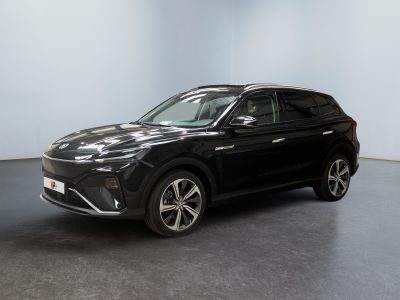 un SUV noir garé dans une pièce aux murs blancs