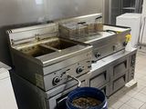 un seau bleu posé au milieu d'une cuisine