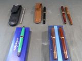 les nombreux stylos et crayons qui se trouvent sur la table