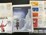 de nombreux types de cartes postales exposés sur une table