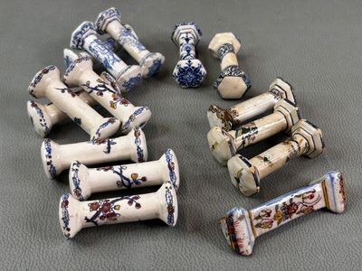 un ensemble de petits vases posés sur une table