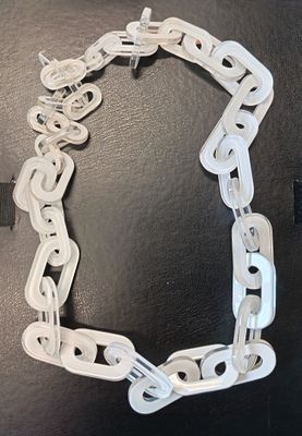 IRIS APFEL (Att. à) Collier « Rava Avis », lucite.