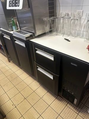 une cuisine avec un évier et un réfrigérateur