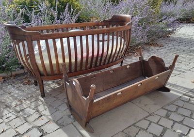 un banc en bois posé à côté d'une jardinière