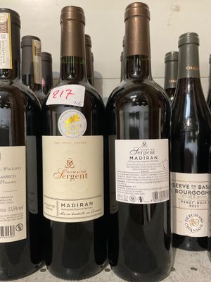 plusieurs bouteilles de vin sont alignées sur un comptoir
