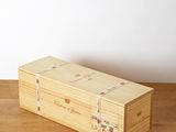 une boîte en bois posée sur une table en bois, avec un mur blanc en arrière-plan