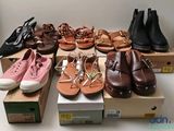 de nombreuses paires de chaussures posées sur une boîte