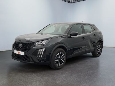 un SUV noir garé dans une pièce aux murs blancs