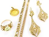 plusieurs bijoux, notamment des bagues, des bracelets et une bague