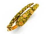 un gros plan sur une paire de bracelets ornés de fleurs