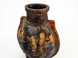 un vase marron orné d'une peinture, posé sur une surface blanche