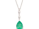 un pendentif en forme de poire, composé d'une émeraude et de diamants, monté sur une chaîne