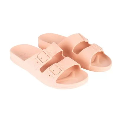 sandales roses à boucles et lanières sur fond blanc