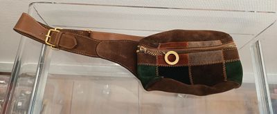 une ceinture marron et verte ornée d'une boucle dorée