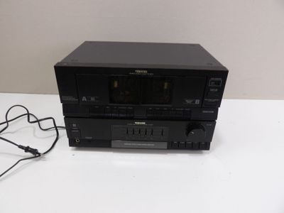 une photo d'une chaîne hi-fi posée sur une table blanche