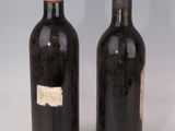 deux bouteilles de vin posées l'une à côté de l'autre sur une table